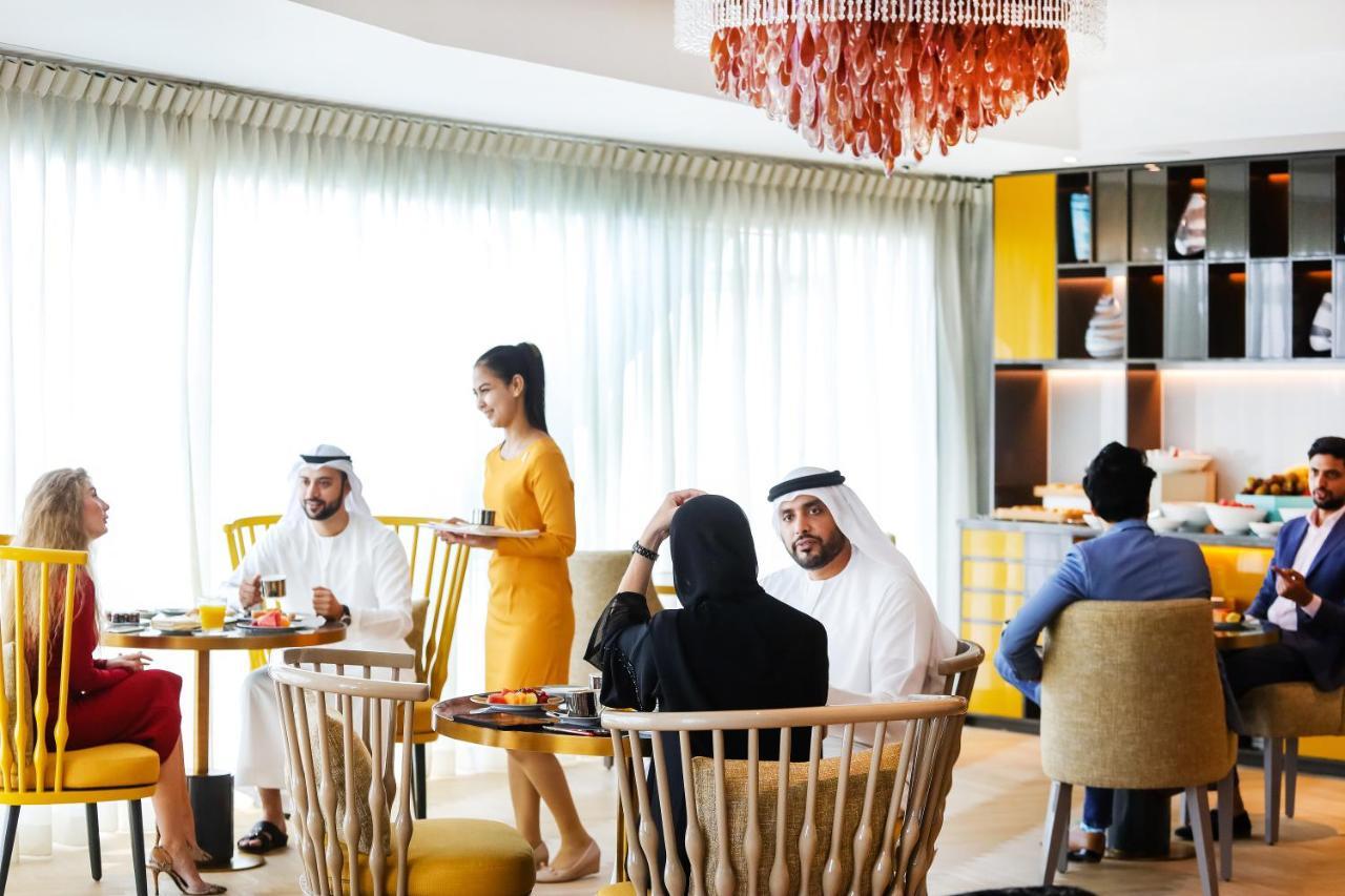 Andaz Capital Gate Abu Dhabi, By Hyatt Hotel Екстериор снимка Emirati people at a restaurant