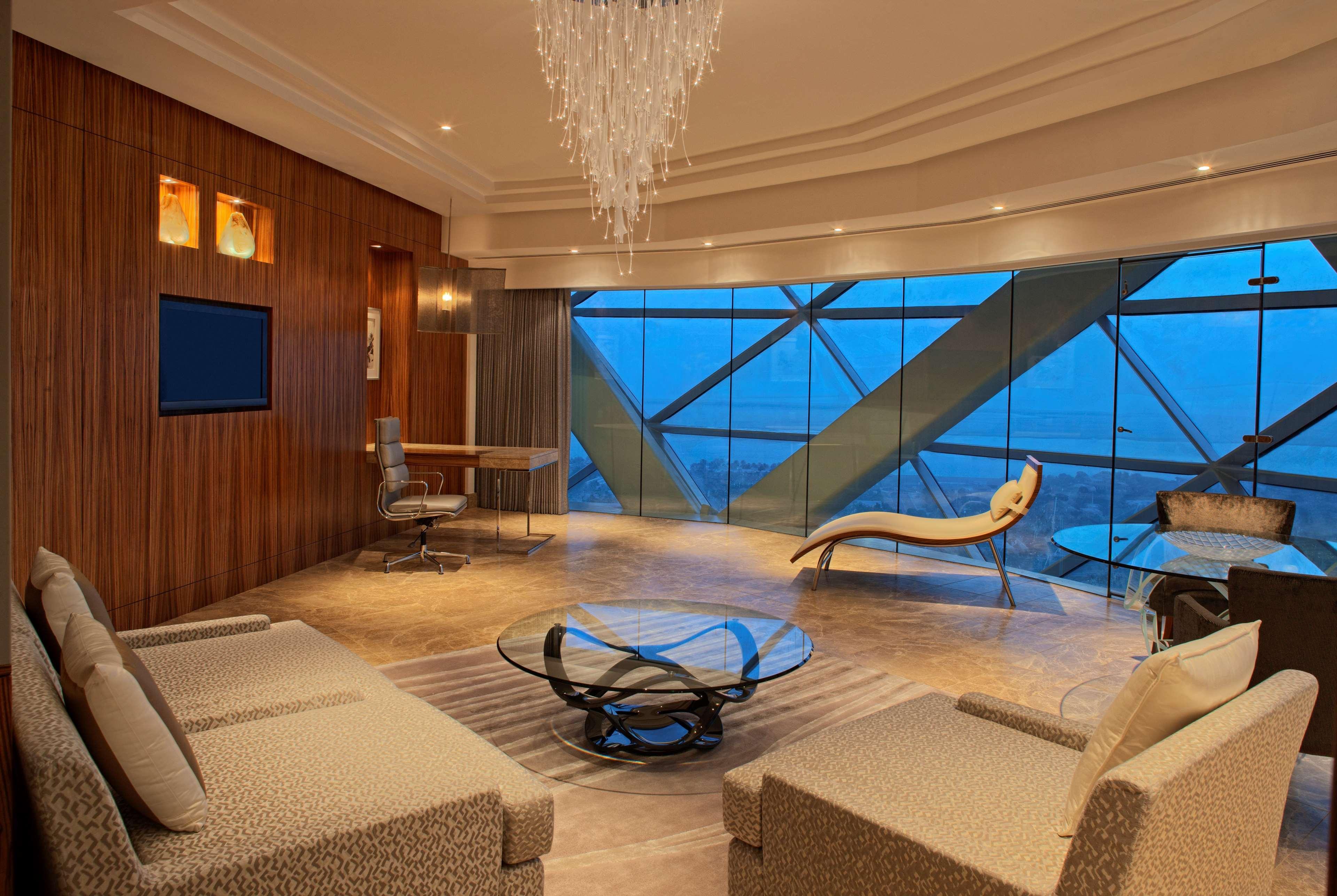 Andaz Capital Gate Abu Dhabi, By Hyatt Hotel Съоръжения снимка A suite at the hotel