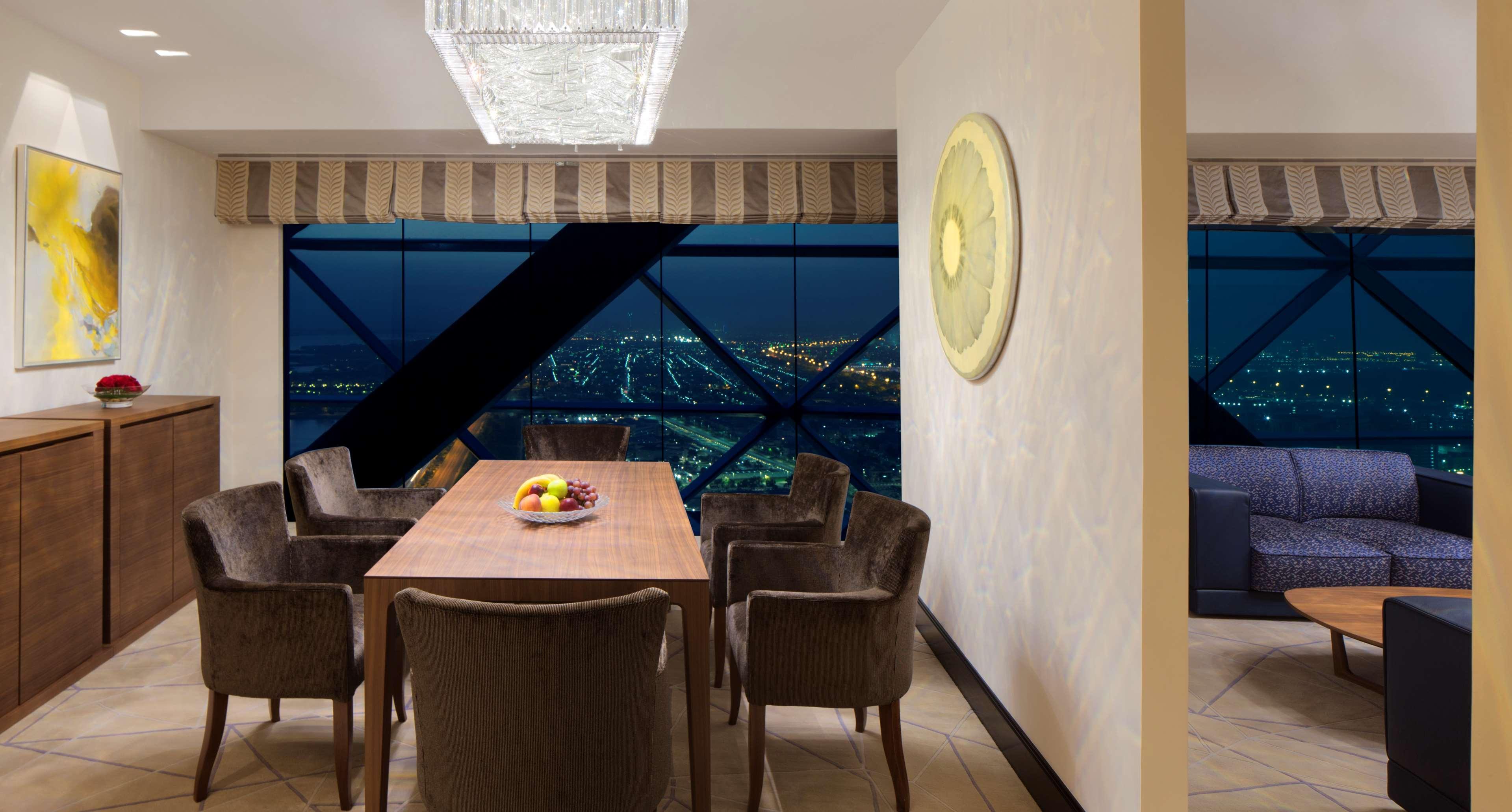 Andaz Capital Gate Abu Dhabi, By Hyatt Hotel Екстериор снимка A suite at the hotel