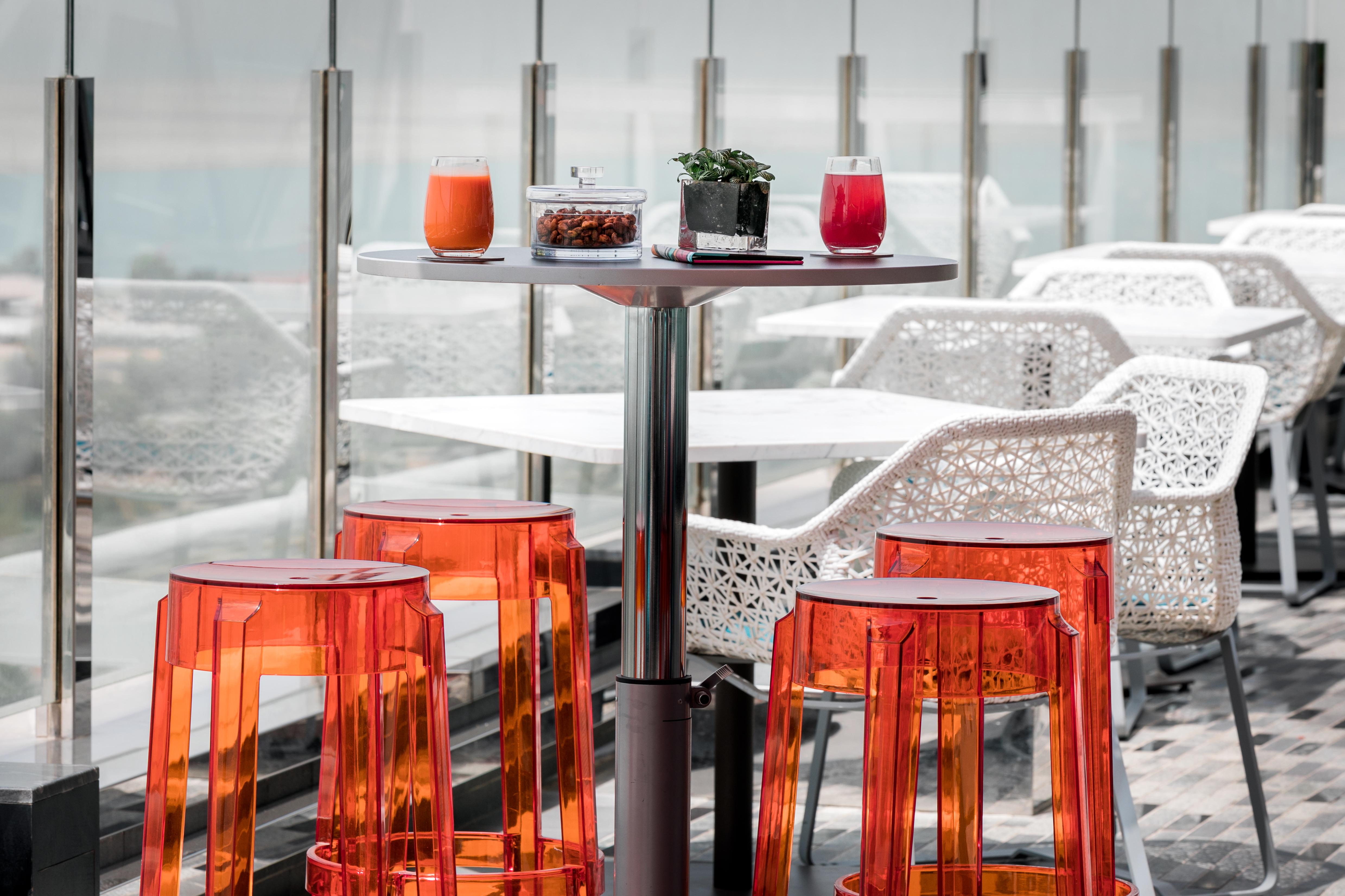 Andaz Capital Gate Abu Dhabi, By Hyatt Hotel Екстериор снимка Bar stools