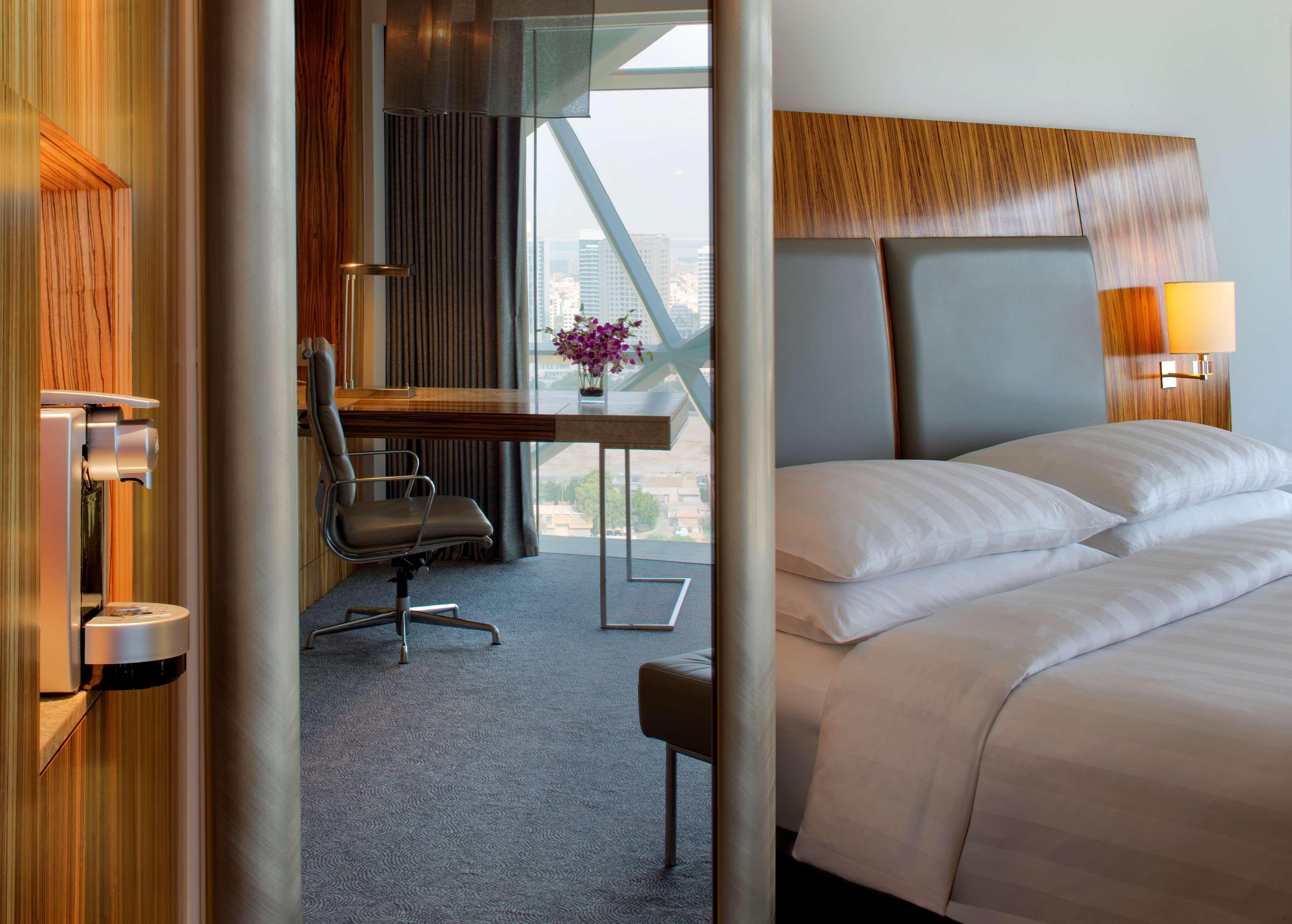 Andaz Capital Gate Abu Dhabi, By Hyatt Hotel Екстериор снимка A guest room at the hotel