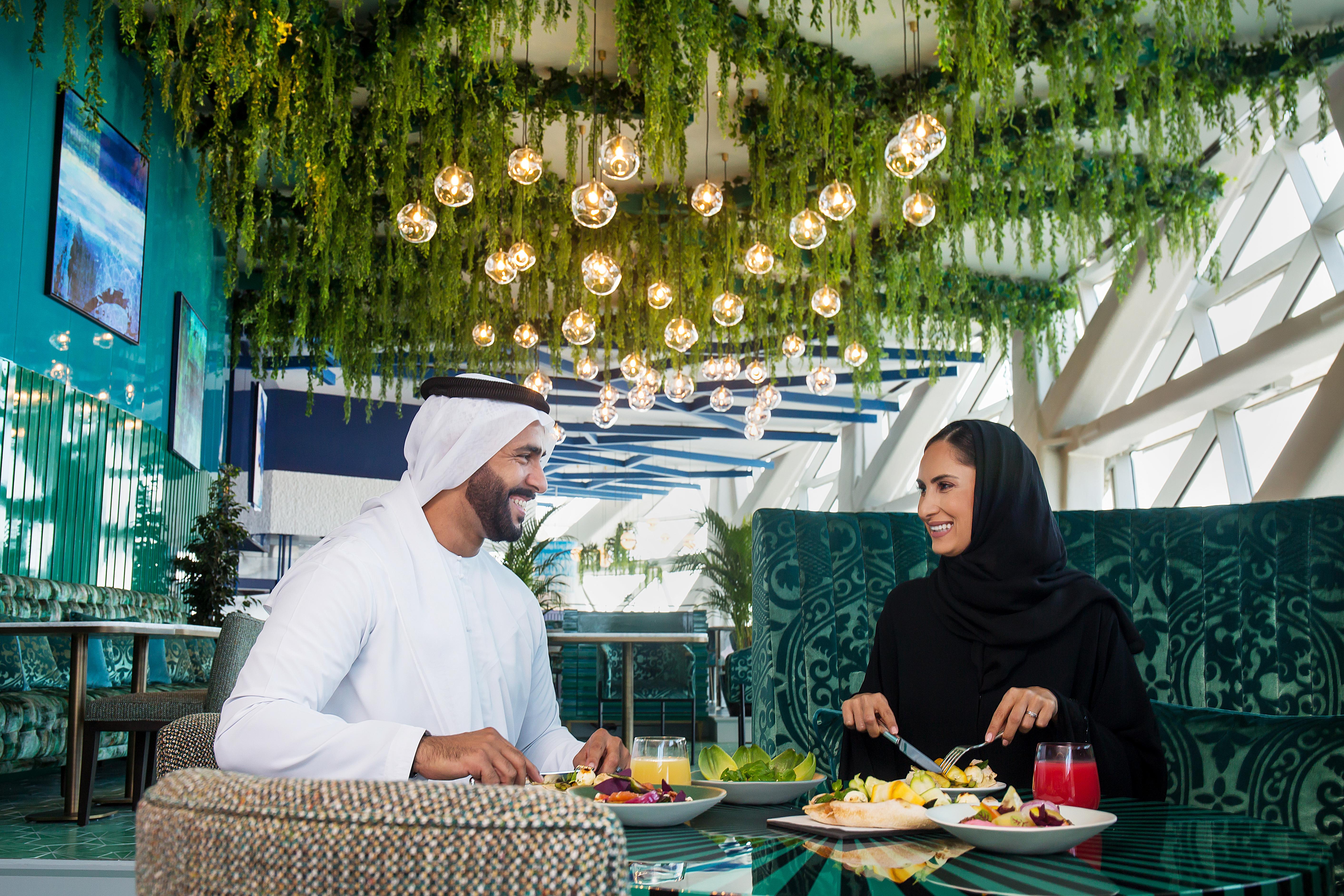 Andaz Capital Gate Abu Dhabi, By Hyatt Hotel Екстериор снимка Emirati couple