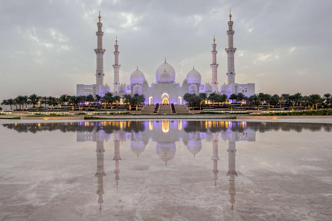Andaz Capital Gate Abu Dhabi, By Hyatt Hotel Екстериор снимка Sheikh Zayed Grand Mosque