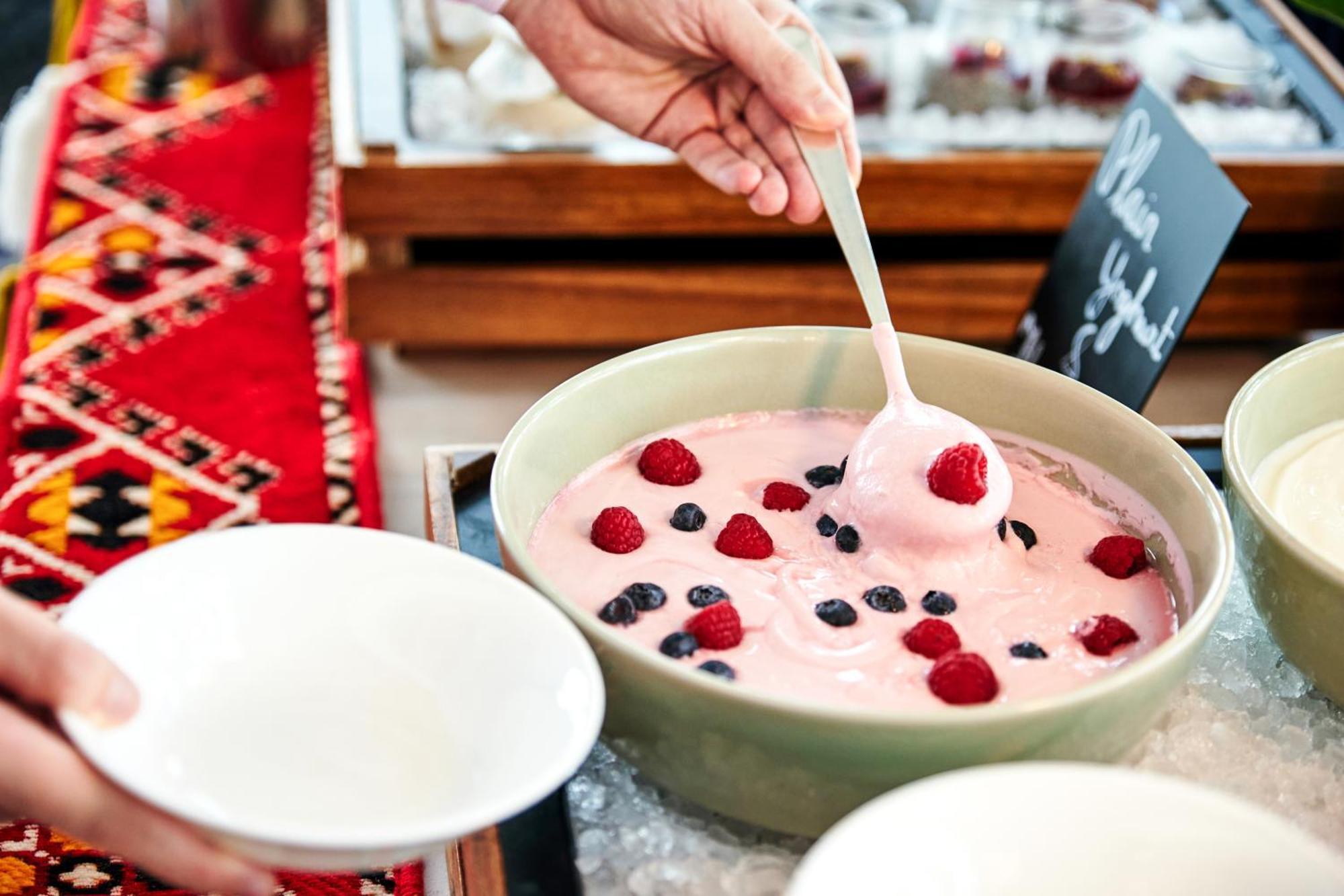 Andaz Capital Gate Abu Dhabi, By Hyatt Hotel Екстериор снимка A bowl of frozen yogurt with fruit