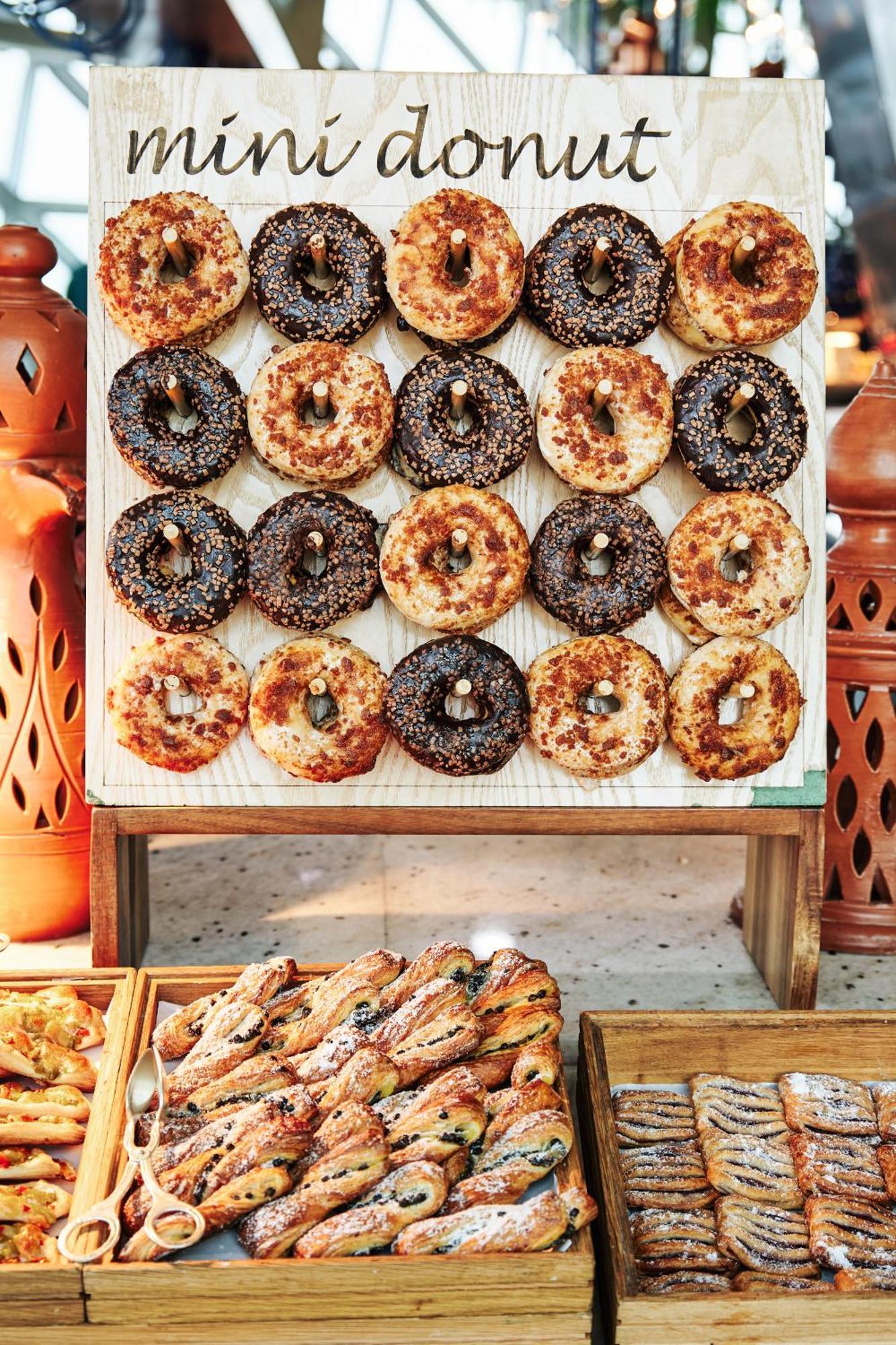 Andaz Capital Gate Abu Dhabi, By Hyatt Hotel Екстериор снимка Bagels