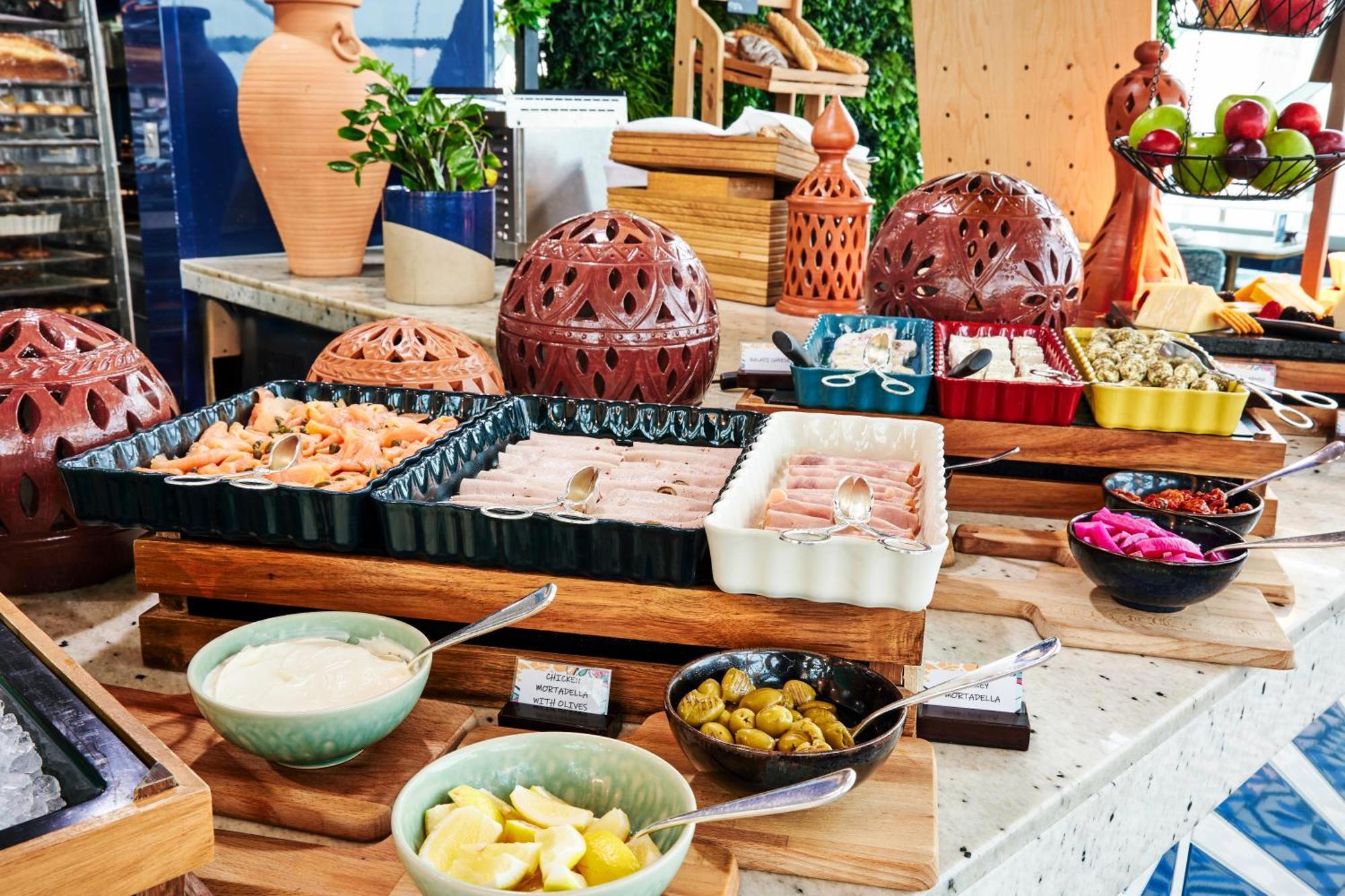Andaz Capital Gate Abu Dhabi, By Hyatt Hotel Екстериор снимка A buffet at a hotel