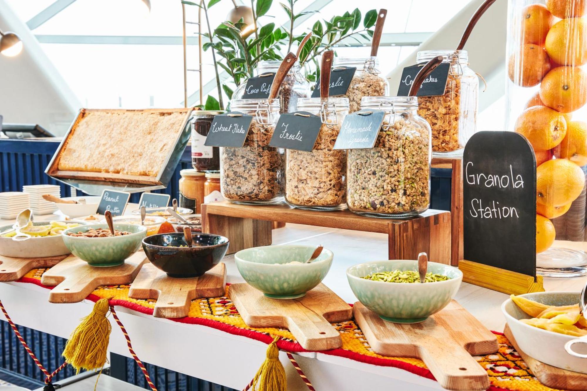 Andaz Capital Gate Abu Dhabi, By Hyatt Hotel Екстериор снимка A granola bar