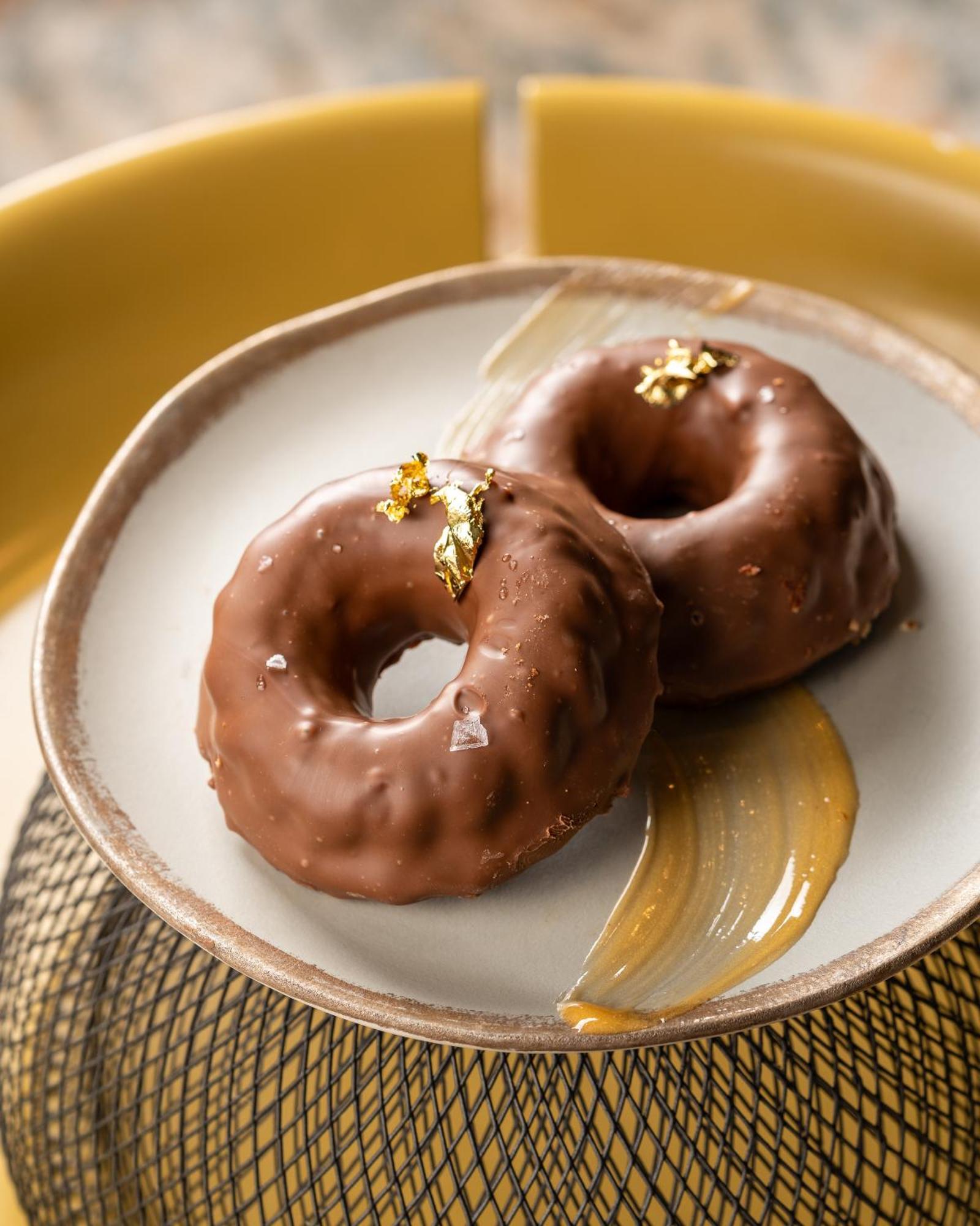 Andaz Capital Gate Abu Dhabi, By Hyatt Hotel Екстериор снимка Chocolate-covered doughnuts
